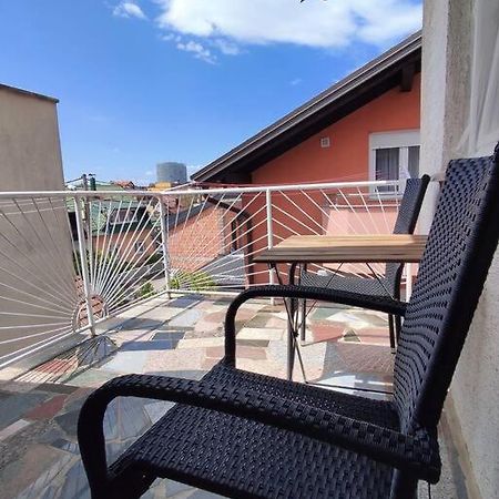 Appartement Udoban Stan Sa Terasom U Mirnom Okruzenju à Zagreb Extérieur photo