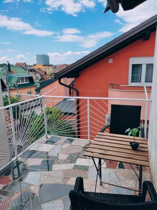 Appartement Udoban Stan Sa Terasom U Mirnom Okruzenju à Zagreb Extérieur photo
