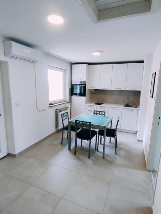 Appartement Udoban Stan Sa Terasom U Mirnom Okruzenju à Zagreb Extérieur photo