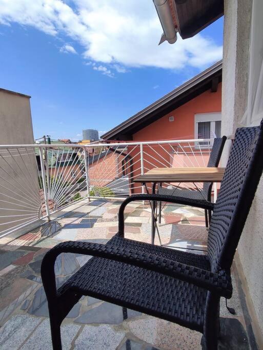 Appartement Udoban Stan Sa Terasom U Mirnom Okruzenju à Zagreb Extérieur photo